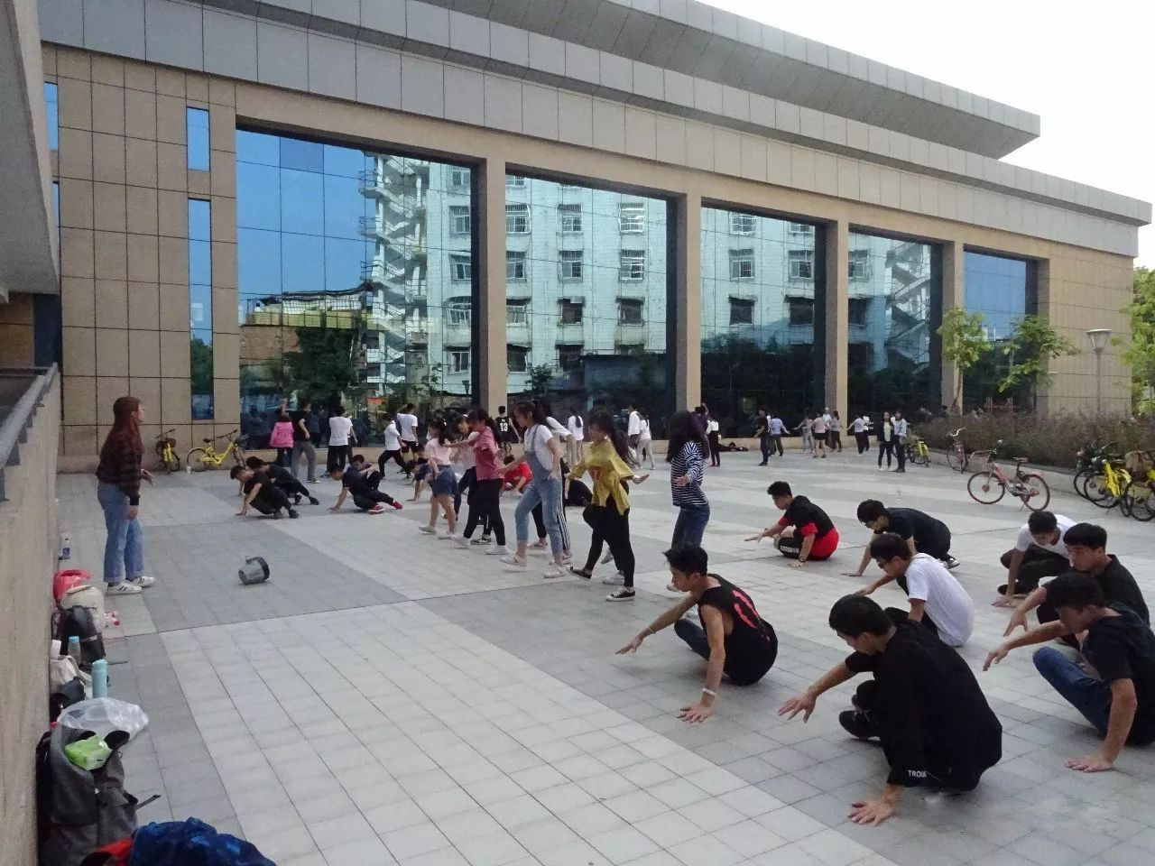 (艰苦的动作训练)
