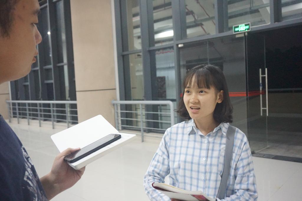 (黄晓燕接受采访)