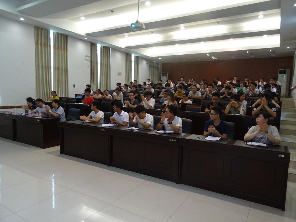 (与会的各位学工组老师及学生干部)