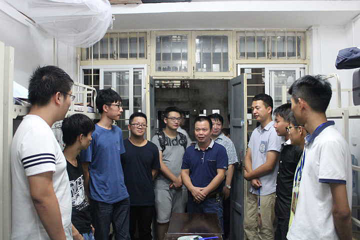 (学院领导和同学们交流)